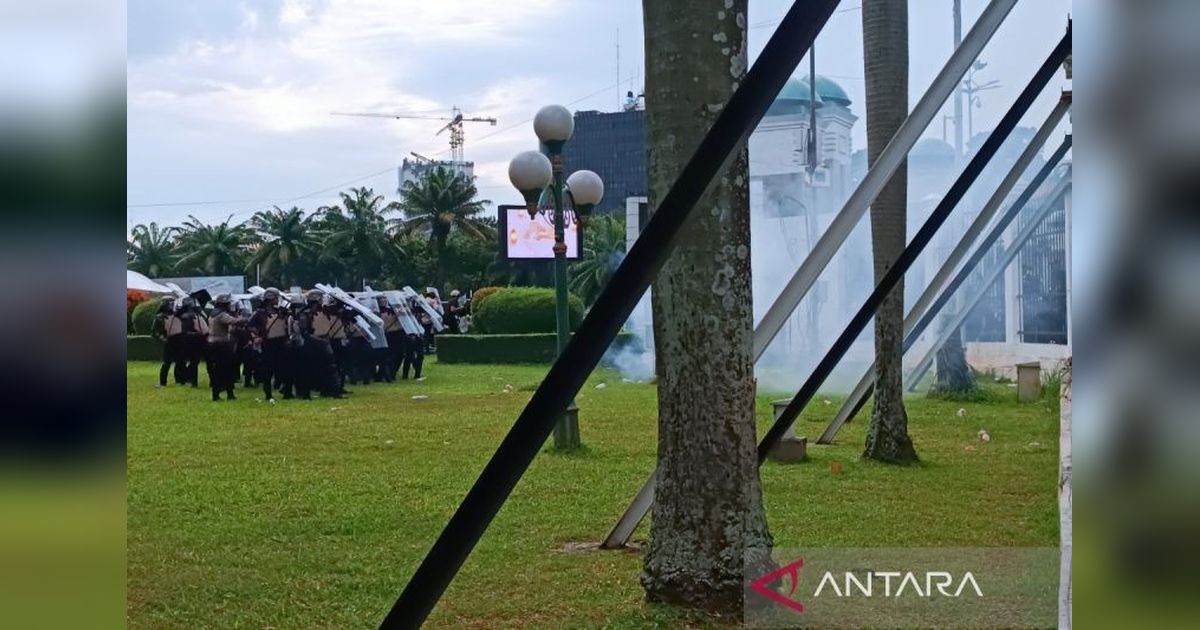 Demo Tolak Revisi UU TNI di Depan Gedung DPR Memanas, Massa Coba Dobrak Gerbang