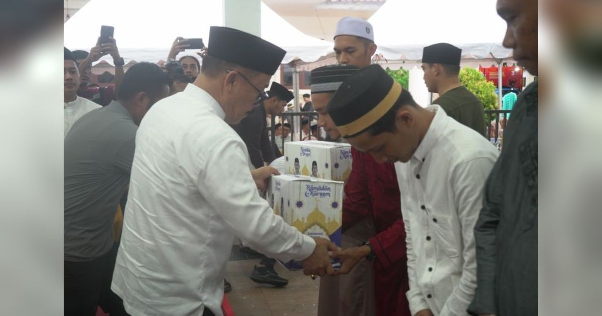 Gubernur Sulbar Bagikan 750 Sembako di Pasangkayu, Anggaran Rp3 Miliar Ditetapkan untuk Pembangunan