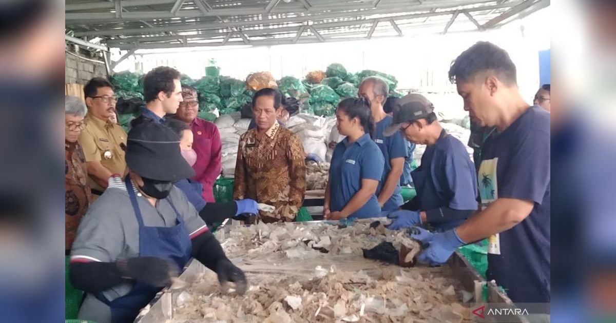 Pemerintah Ancam Gugat Produsen Sampah Plastik Nakal
