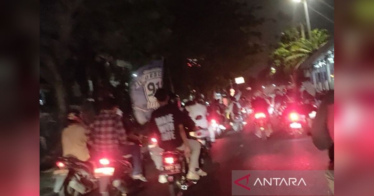 Remaja Konvoi Bakar Petasan di Jalan Daan Mogot, Macet Parah!