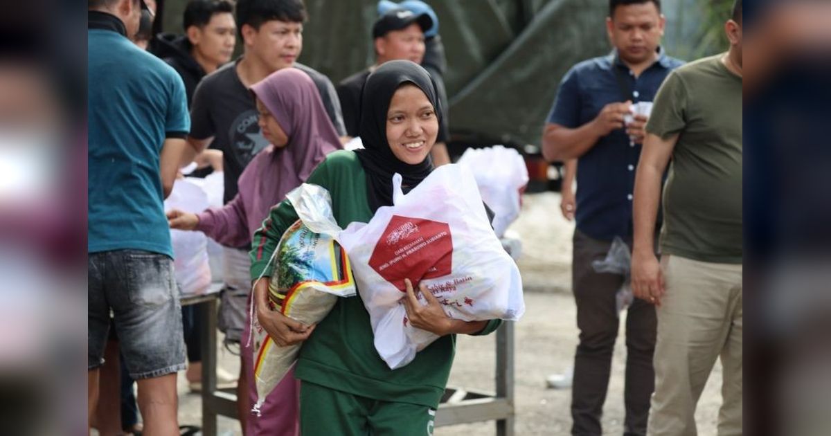 Warga Cijayanti dan Bojong Koneng Bahagia Terima Sembako dari Prabowo Subianto