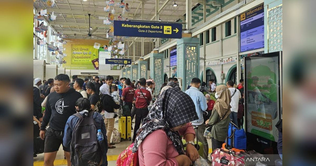 Penumpang Stasiun Pasar Senen Tembus 108 Persen pada H-3 Lebaran