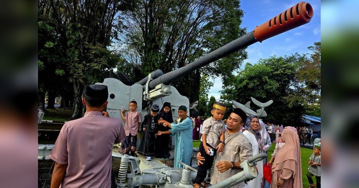 Warga Makassar Antusias Berfoto di Kapal Perang Lantamal VI Usai Shalat Id