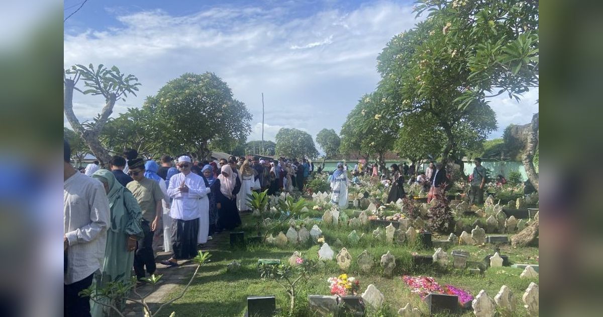 Toleransi di Bali: Umat Hindu Ziarah ke Makam Muslim Wanasari saat Lebaran