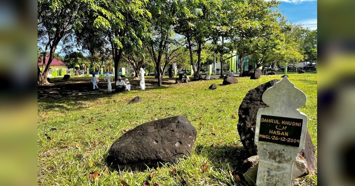 Kuburan Massal Ulee Lheue Dipadati Peziarah di Hari Lebaran: Momen Haru Doa untuk Korban Tsunami Aceh