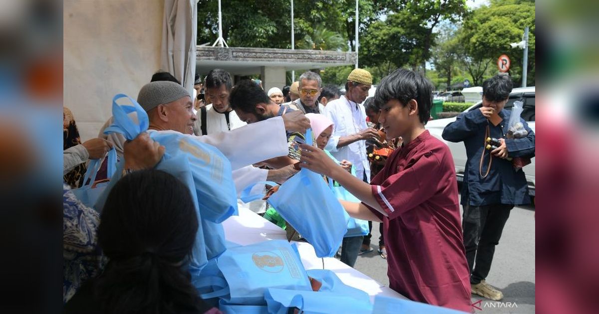 Istana Kepresidenan Bagikan 5.000 Bingkisan Lebaran, Warga Antusias Rayakan Idul Fitri Bersama Presiden