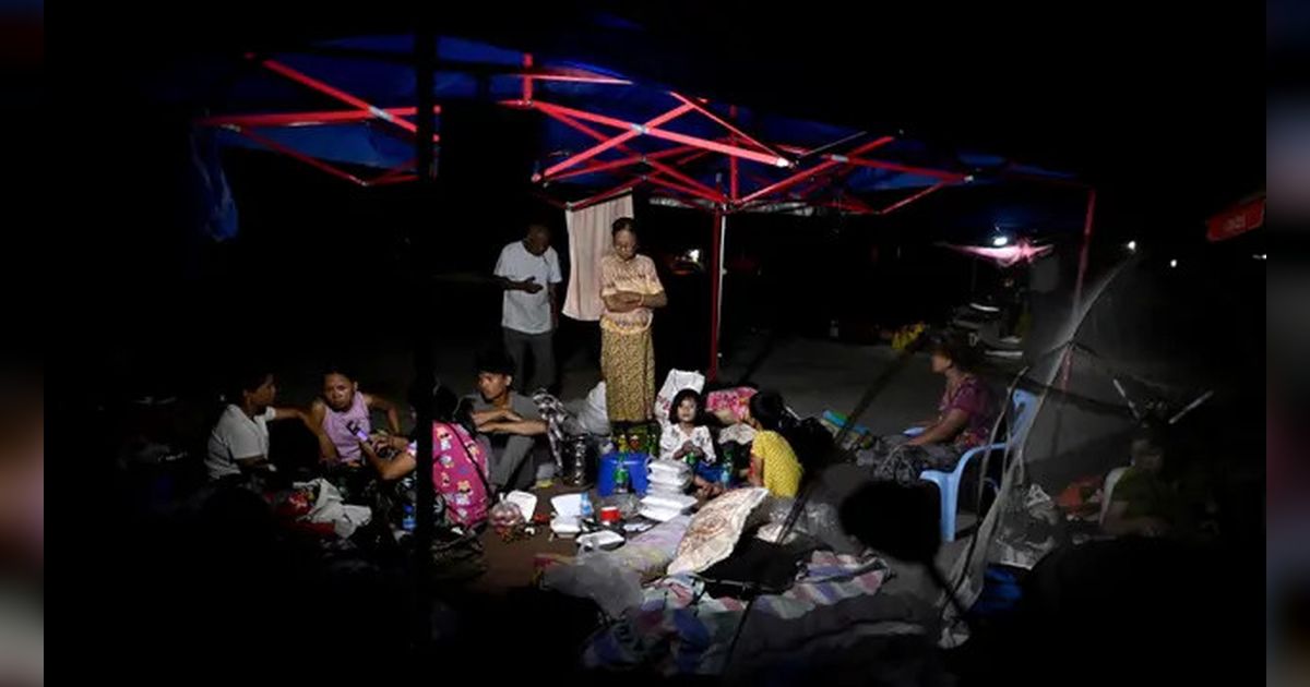 FOTO: Nestapa Korban Gempa Dahsyat Myanmar Bermalam di Tenda-Tenda Sementara