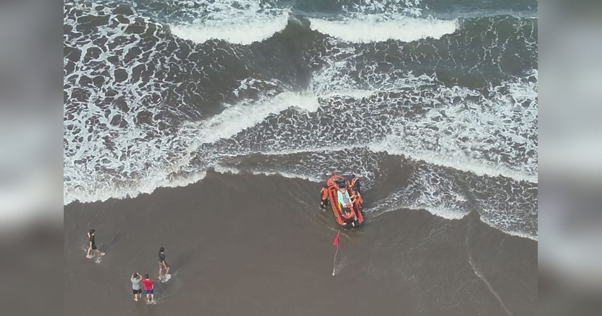 Tim SAR Kembali Cari Wisatawan Hilang di Pantai Pangandaran