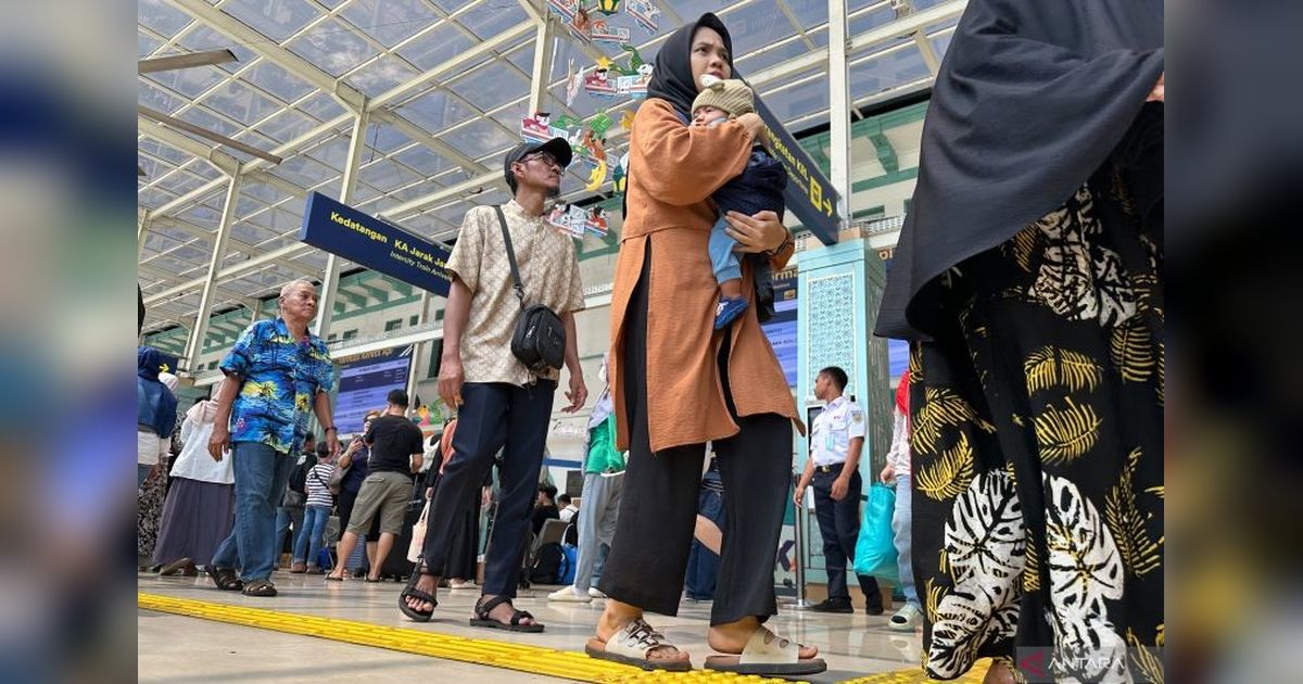 Penumpang KA di Stasiun Pasar Senen Capai 18.250 Orang pada Jumat
