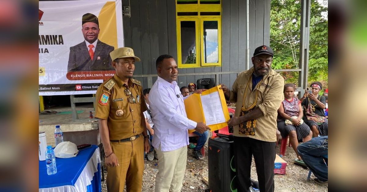 DPRK Mimika Dukung Pertanian Warga Kamoro dengan Serahkan Peralatan Pertanian