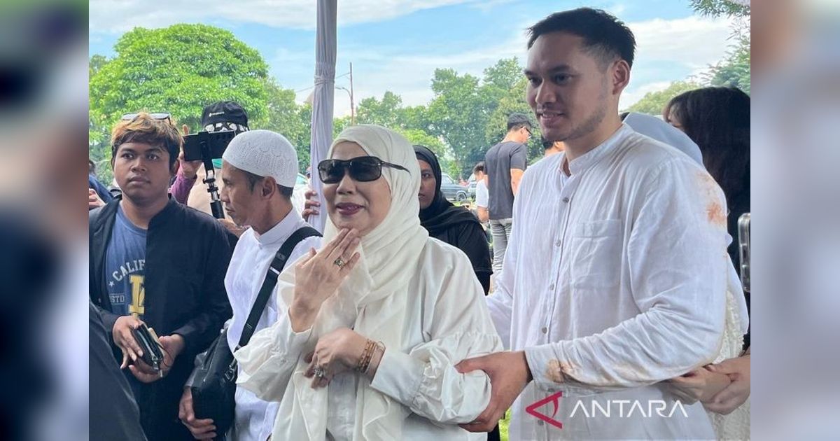 Dewi Yull Kenang Mantan Suami, Ray Sahetapy, di Pemakaman