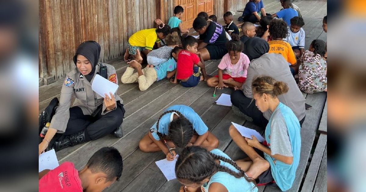 Polisi Ajarkan Calistung pada Anak Putus Sekolah di Jayapura
