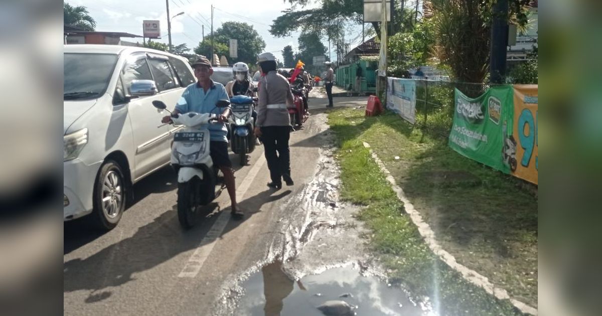 Polisi Lebak Bantu Pemudik, Ban Kempes Teratasi!
