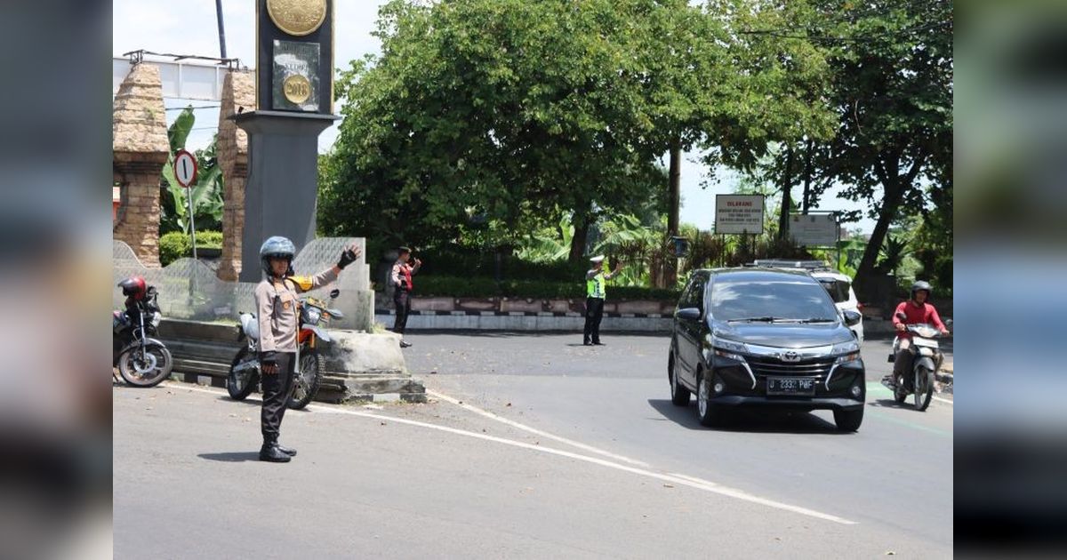 Arus Balik Lebaran 2025 di Kediri: Volume Kendaraan Meningkat, Kepolisian Terapkan Pengaturan Manual