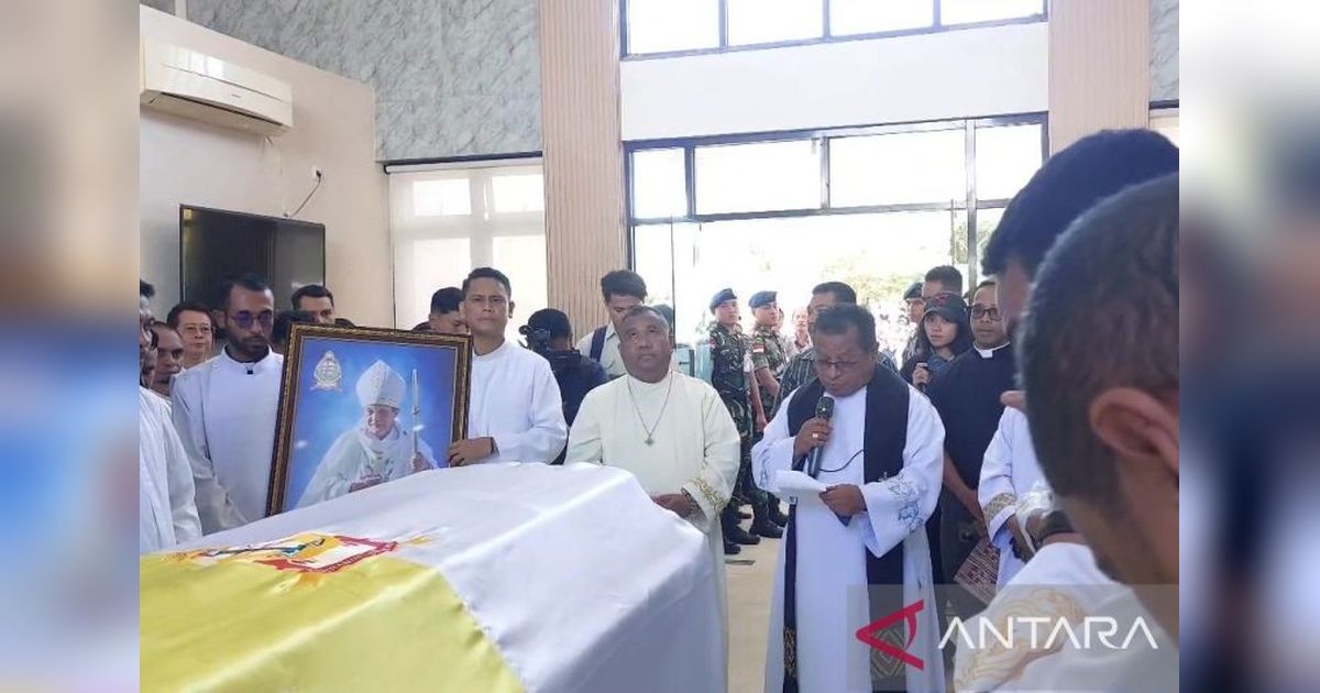 Jenazah Uskup Emeritus Mgr. Petrus Turang Tiba di Kupang, Diiringi Doa Ribuan Umat