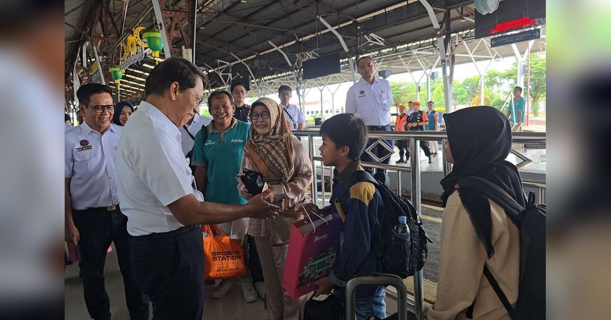 Dirut KAI Tinjau Arus Balik Lebaran di Stasiun Purwokerto: Layanan Prima dan Inovasi Jadi Fokus