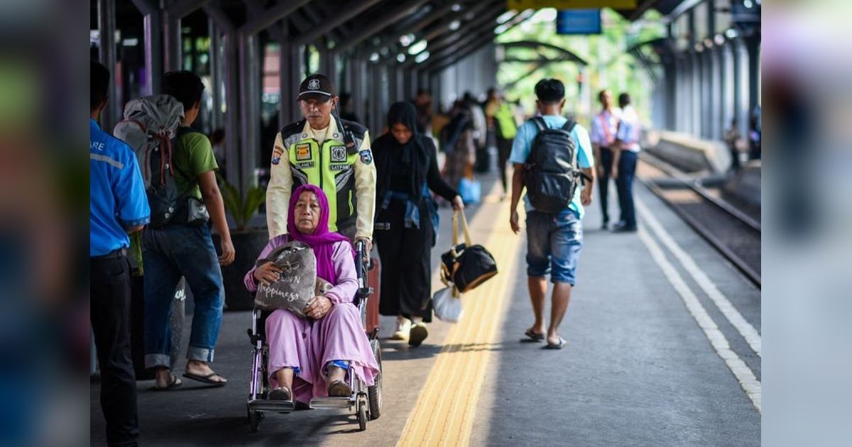 KAI Siapkan 4.030 Petugas Amankan Stasiun KRL Selama Libur Lebaran