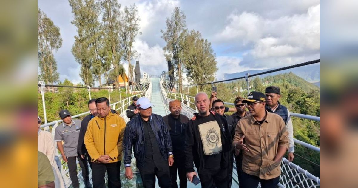 Ahmad Dhani Jajal Jembatan Kaca Ekstrem Bromo: Promosikan Wisata dan Kolaborasi Unik!