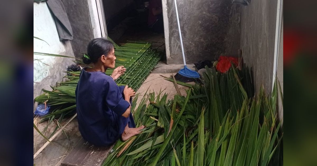 Perajin Atap Rumbia Lebak Kewalahan Layani Pesanan, Harga Tembus Rp40 Juta!