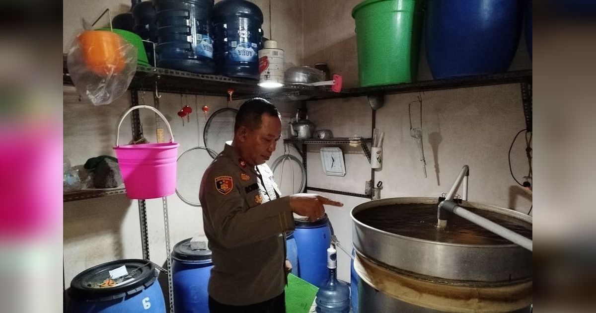 Polisi Tangerang Gerebek Produsen Miras Ciu Rumahan, Omzet Puluhan Juta Rupiah