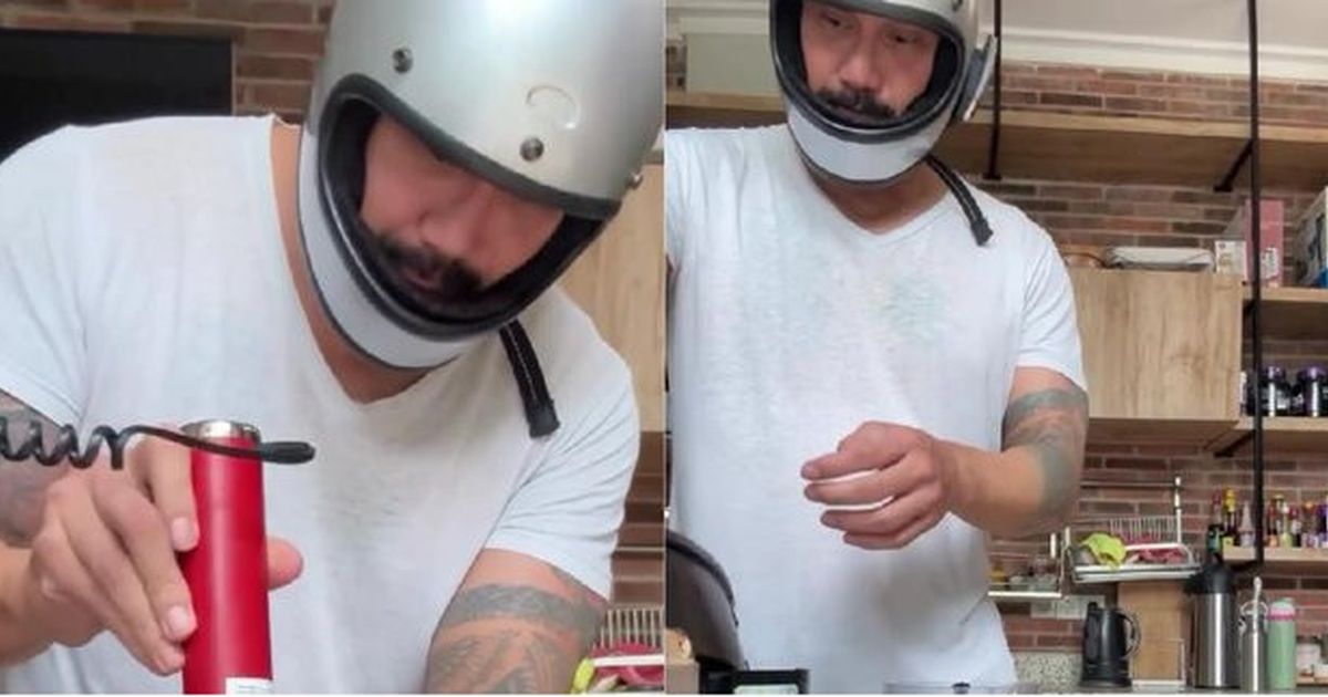Tora Sudiro Bikin Kopi dari Biji Kurma, Penampilannya di Dapur Pakai Helm Bikin Ngakak