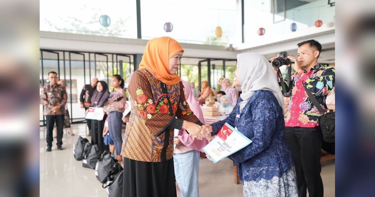 Khofifah Salurkan Rp4,6 Miliar untuk Program KIP Putri Jawara di Jatim