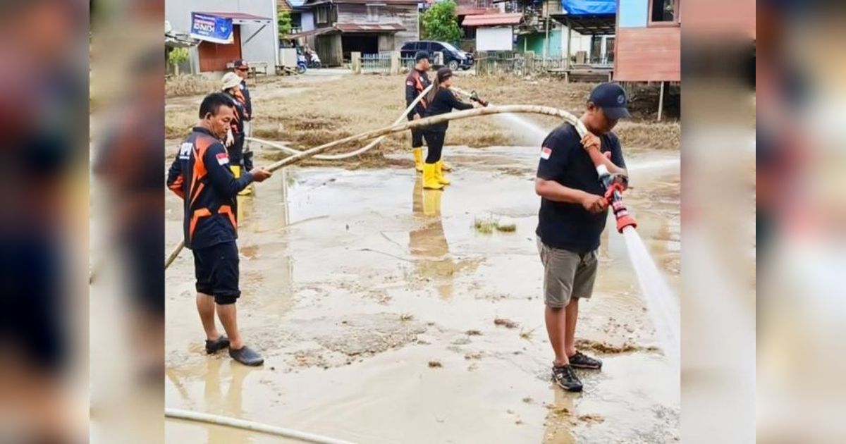 BPBD Murung Raya Bersihkan Lumpur Pascabanjir, Sekolah Kembali Aktif