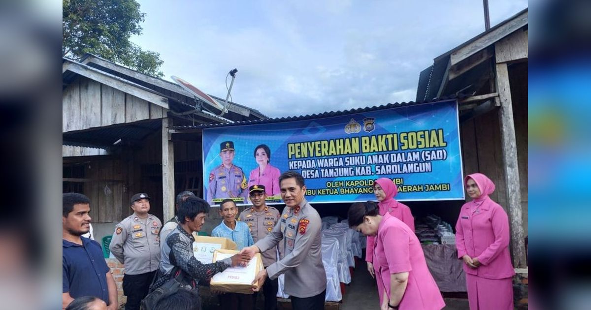 Kapolda Jambi Salurkan Bantuan Sosial untuk Suku Anak Dalam