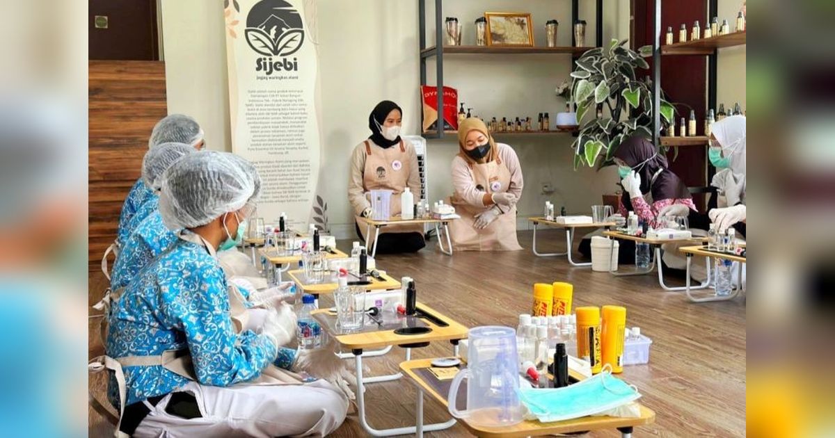 SIG Sukses Budidaya Serai Wangi di Lahan Pascatambang Narogong, Raup Omzet Rp227 Juta!