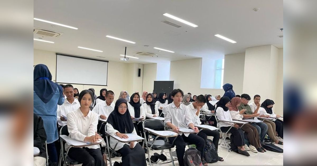 Unair Wajibkan Ganti Alas Kaki Peserta UTBK SNBT 2025 Cegah Kecurangan