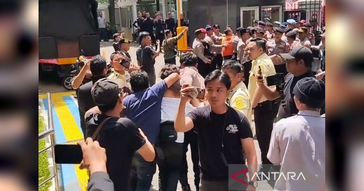 Sidang Hasto Kristiyanto Kembali Ricuh: Tudingan Penyusup dan Aksi Massa
