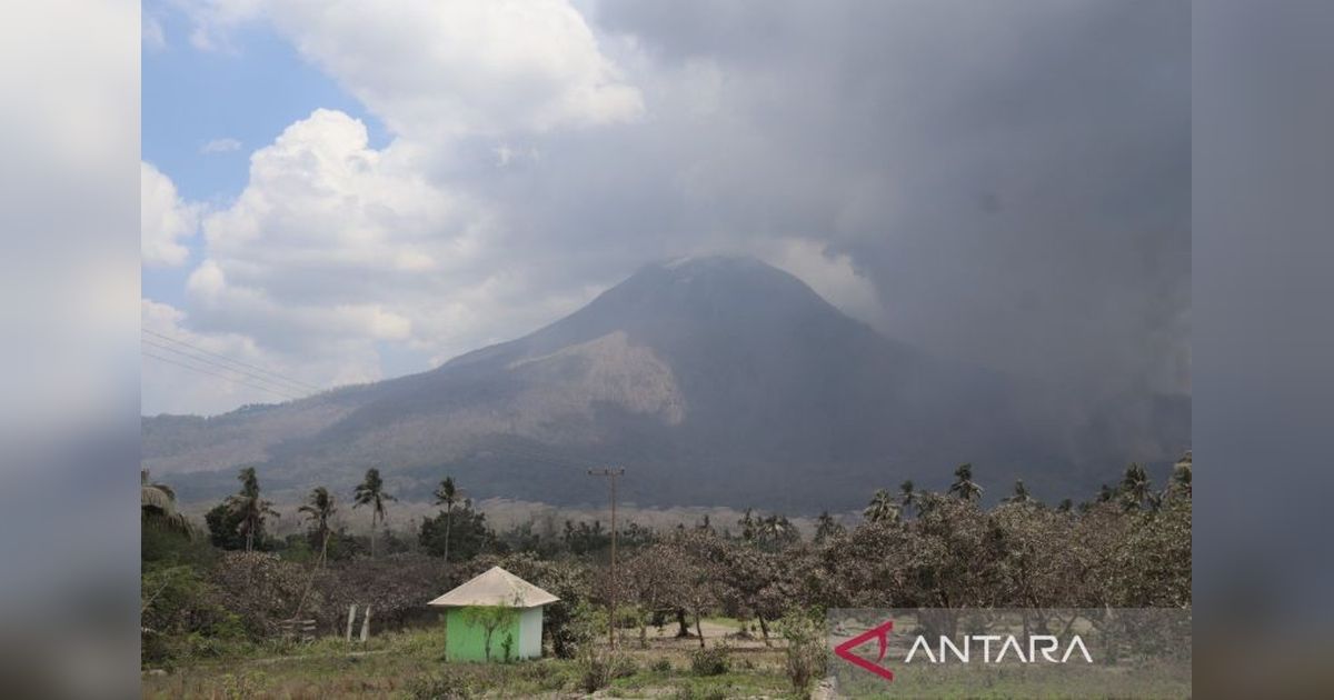 Gunung Lewotobi Laki-laki di NTT Meletus 110 Kali dalam Seminggu, Status Siaga!