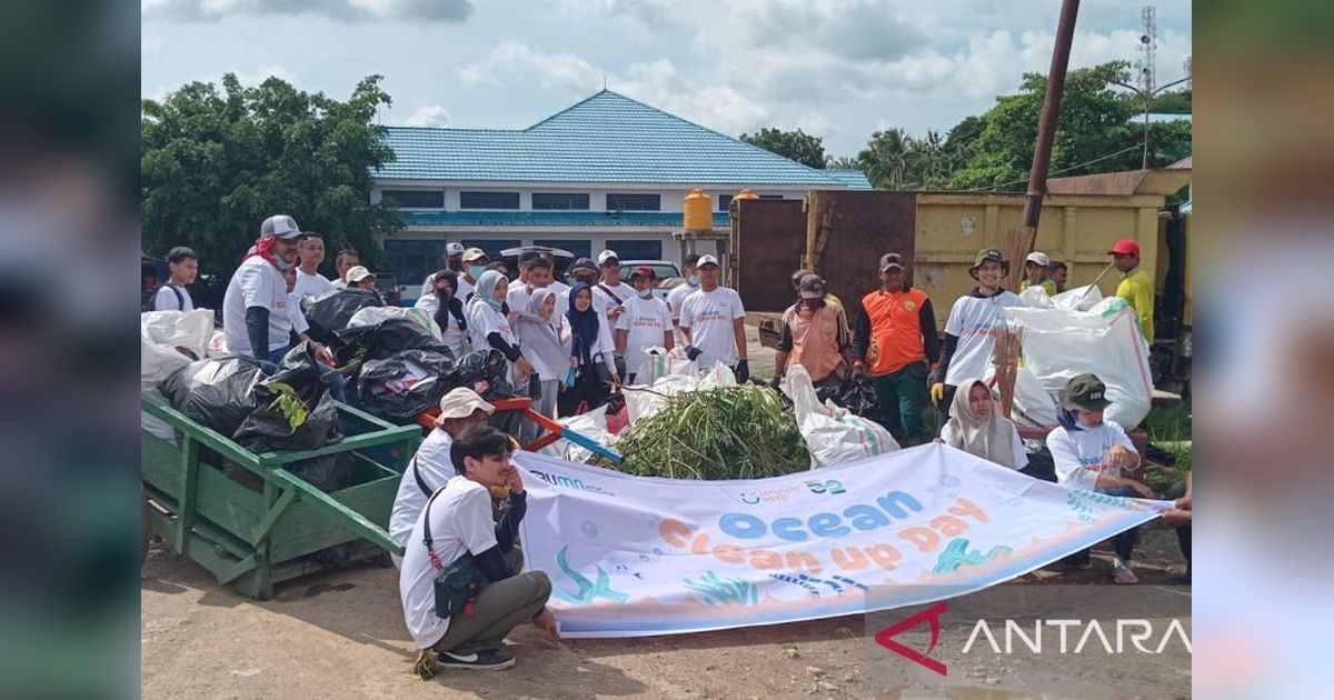 ASDP Baubau Bersihkan Laut dan Dermaga Batulo dalam Aksi 'Ocean Clean Up Day'