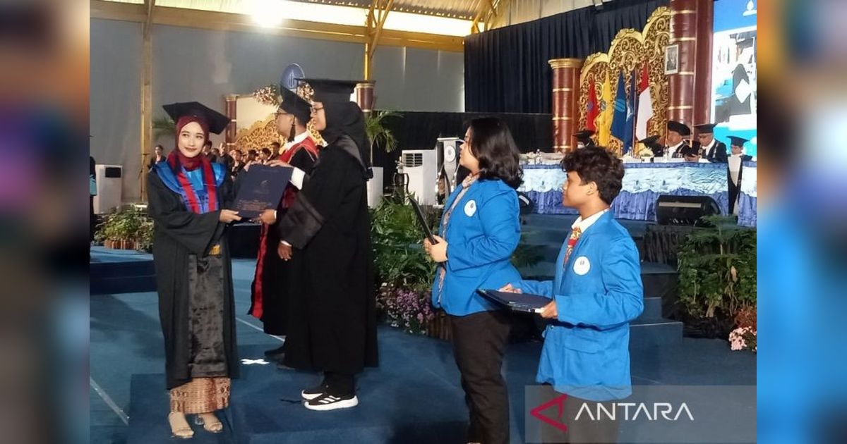 Rektor UMBY Pesan Wisudawan: Jangan Berhenti Belajar!