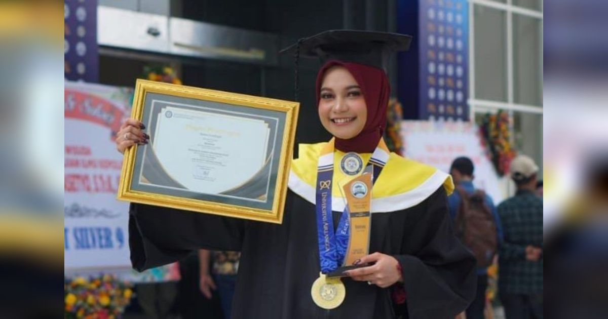 Mahasiswi Unair Raih IPK 4.00 dan Lulus 1,5 Tahun: Kisah Inspiratif Romiana