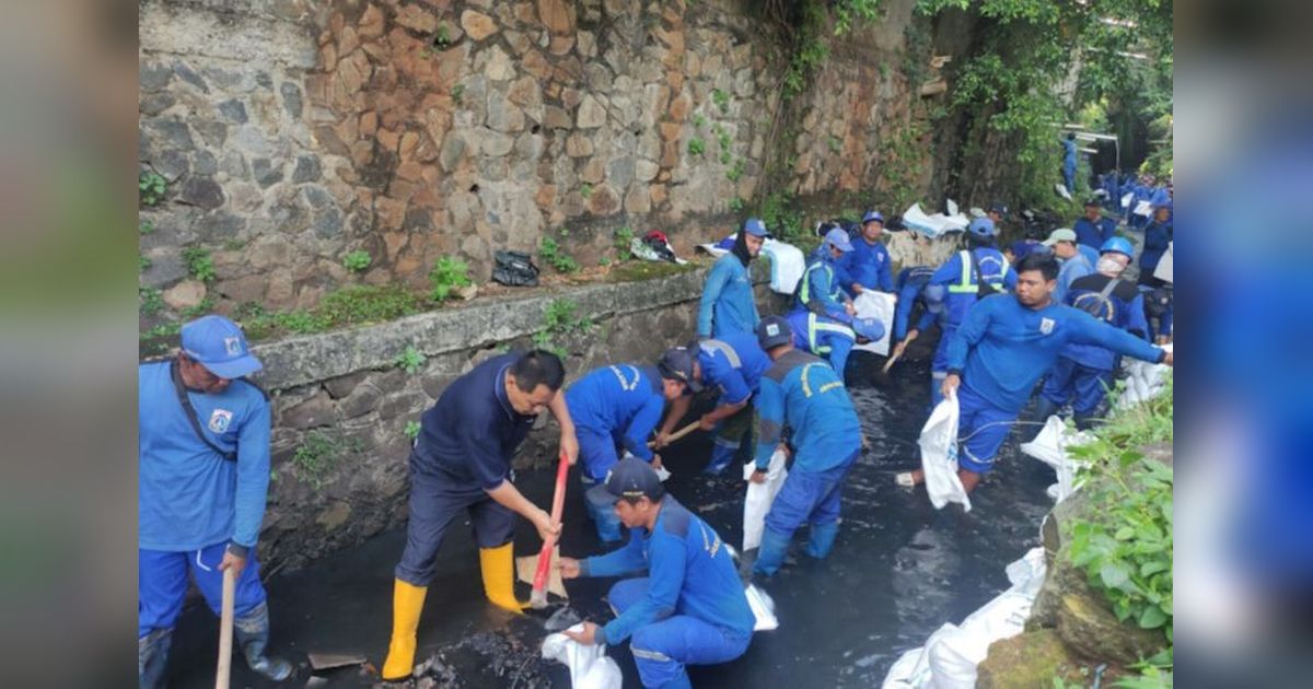 Cegah Banjir, SDA Jaksel Keruk Saluran Pelita II Sepanjang 750 Meter