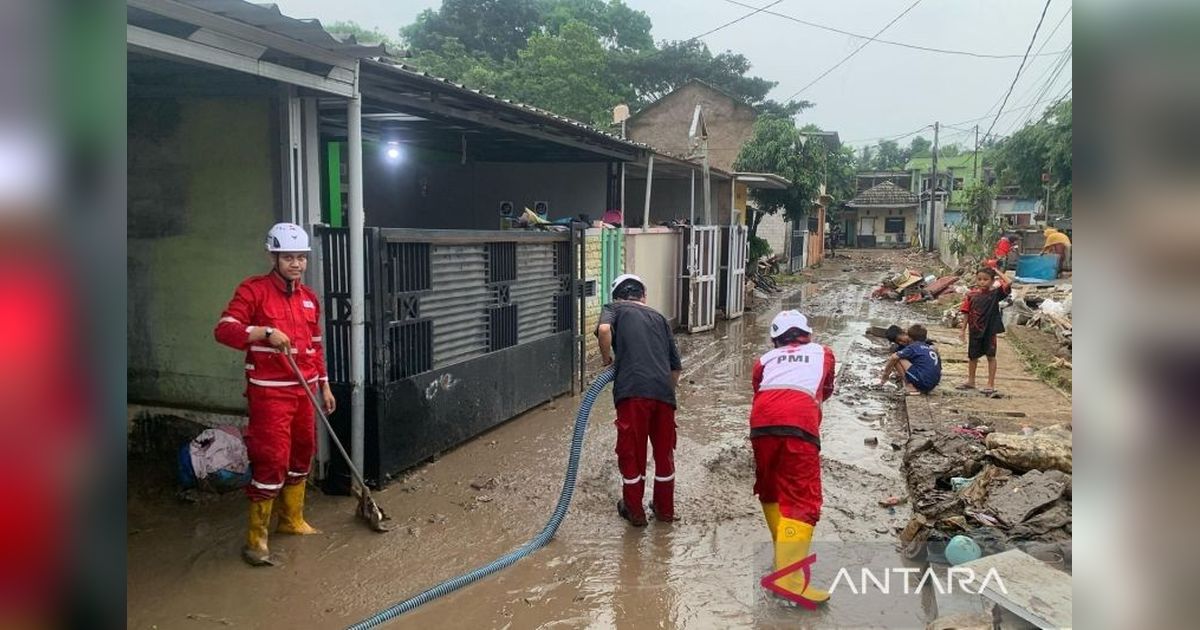 15 Relawan PMI Cianjur Berikan Pelayanan Kemanusiaan Pascabanjir