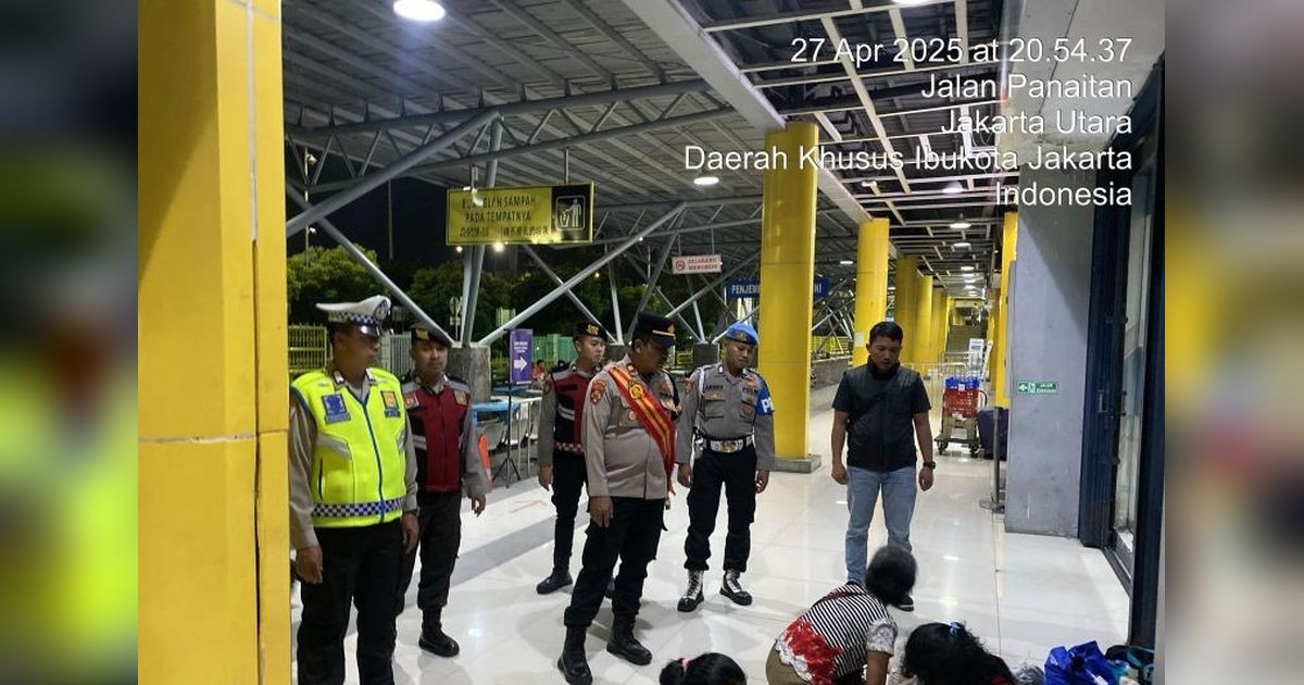 Polisi Tanjung Priok Bantu Keluarga Terlantar Pulang ke Depok