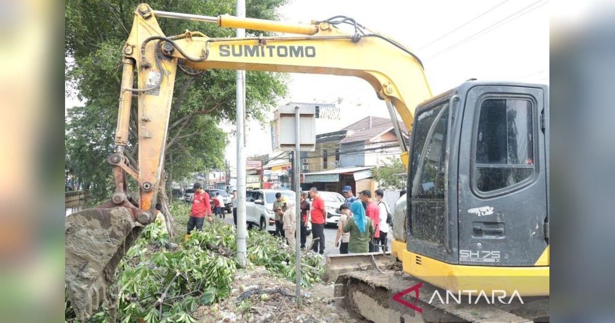 Wali Kota Bekasi Tinjau Normalisasi Sungai Jalan Jayakarta, Bangun Taman Interaksi untuk Warga