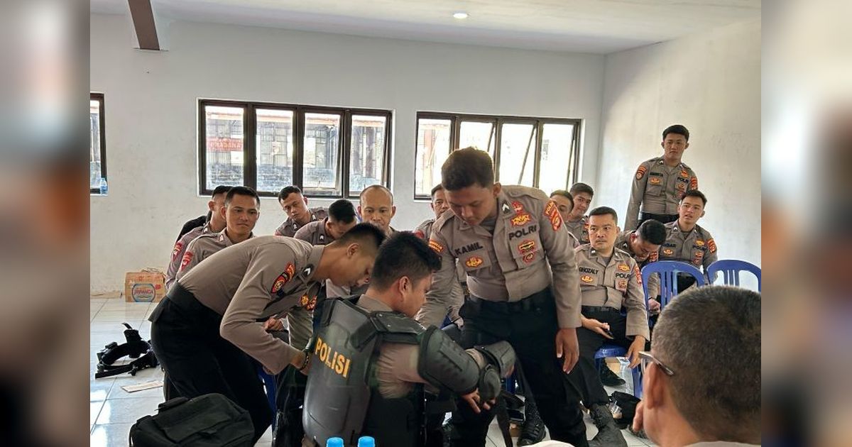 Brimob dan Samapta Polda Lampung Latihan Gabungan Antisipasi Unjuk Rasa Hari Buruh