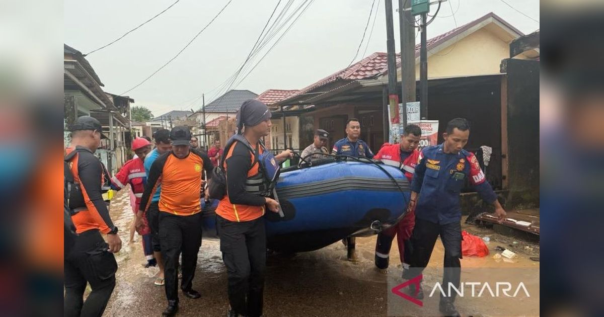 Evakuasi Lansia dan Ibu Hamil Korban Banjir di Jambi