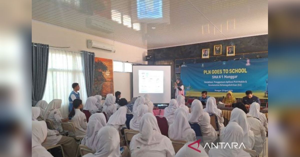 Srikandi PLN Belitung Sosialisasikan Keselamatan Ketenagalistrikan di SMA Negeri 1 Manggar