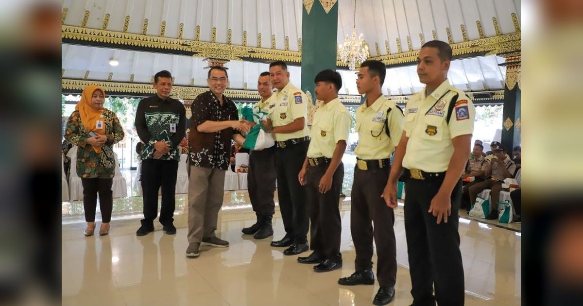 Pemkab Sleman Berikan Sembako untuk Petugas Keamanan dalam Peringatan Hari Jadi ke-109