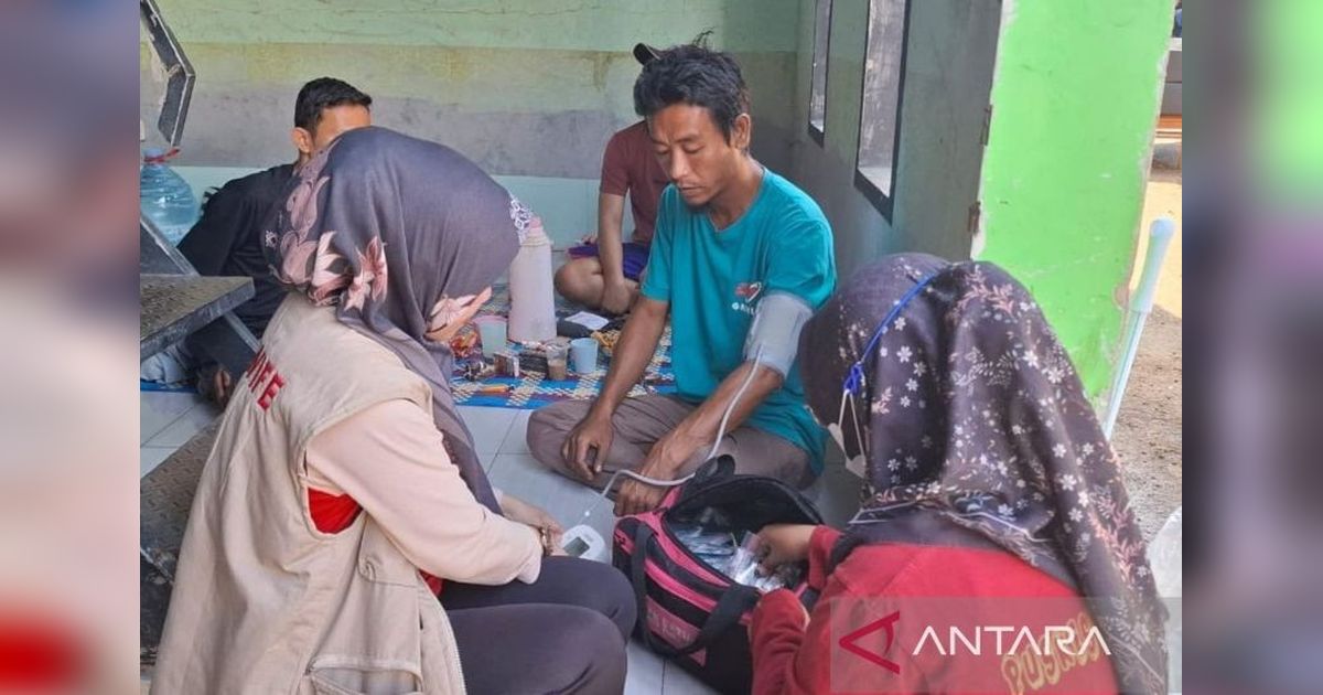 Dinkes Cianjur Periksa Warga Korban Banjir hingga ke Rumah, 80 Orang Alami Demam dan Gatal