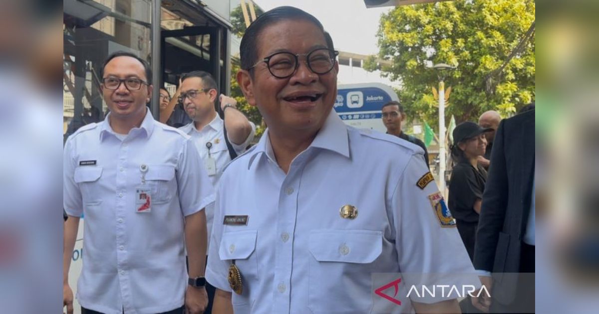 Gubernur DKI Jakarta Patuhi Ingub, Naik Transjakarta Menuju Agenda Kerja