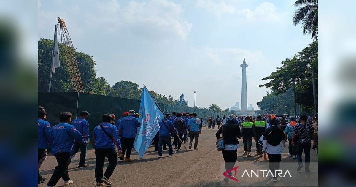 Ribuan Buruh Padati Monas, Rayakan May Day 2025 dan Sampaikan Enam Aspirasi