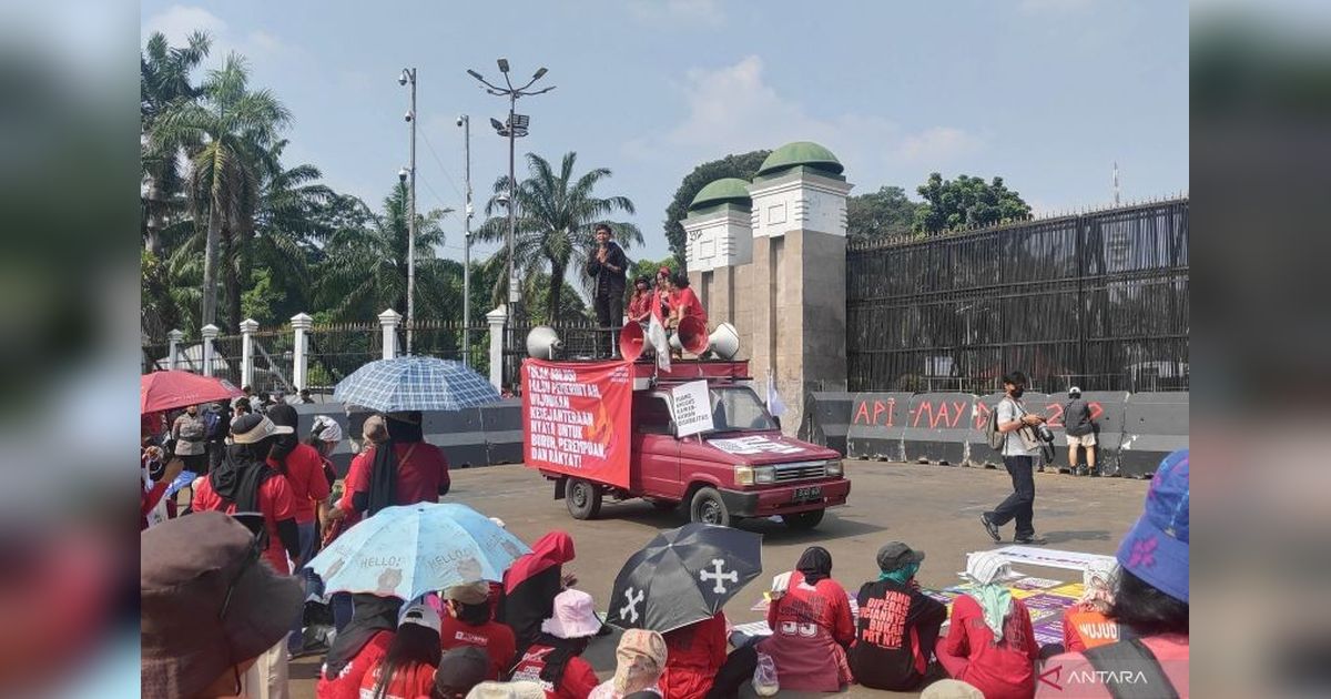 Ribuan Buruh Padati Gedung DPR Rayakan May Day 2025