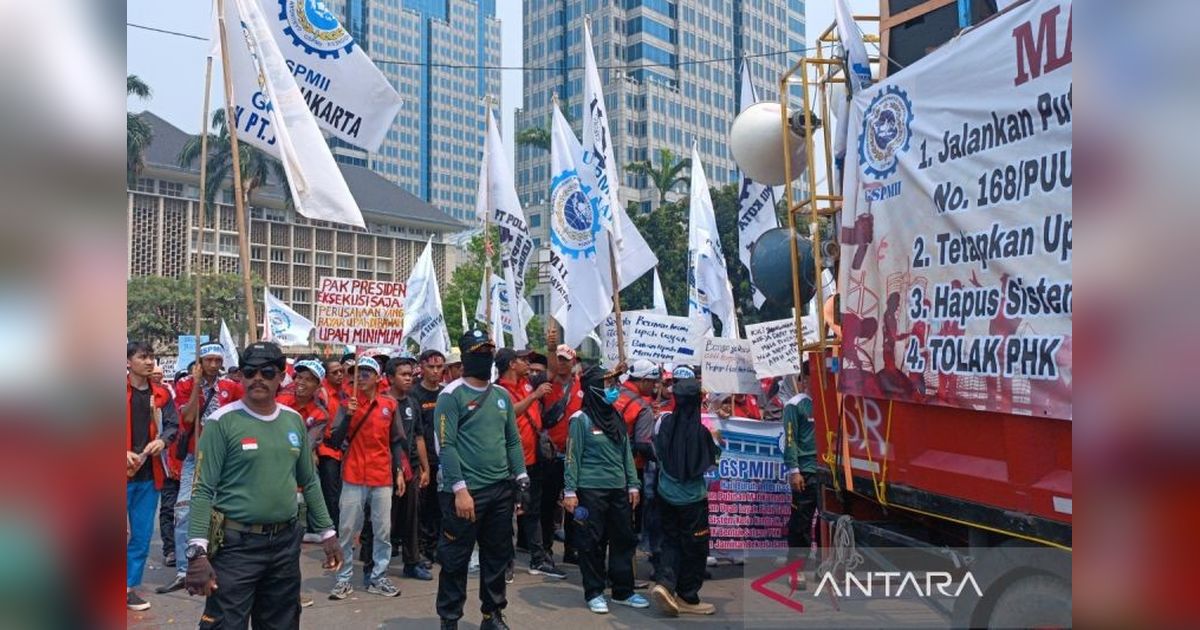 Ribuan Buruh Manufaktur Demo di Patung Kuda, Tuntut Upah Layak dan Tolak PHK