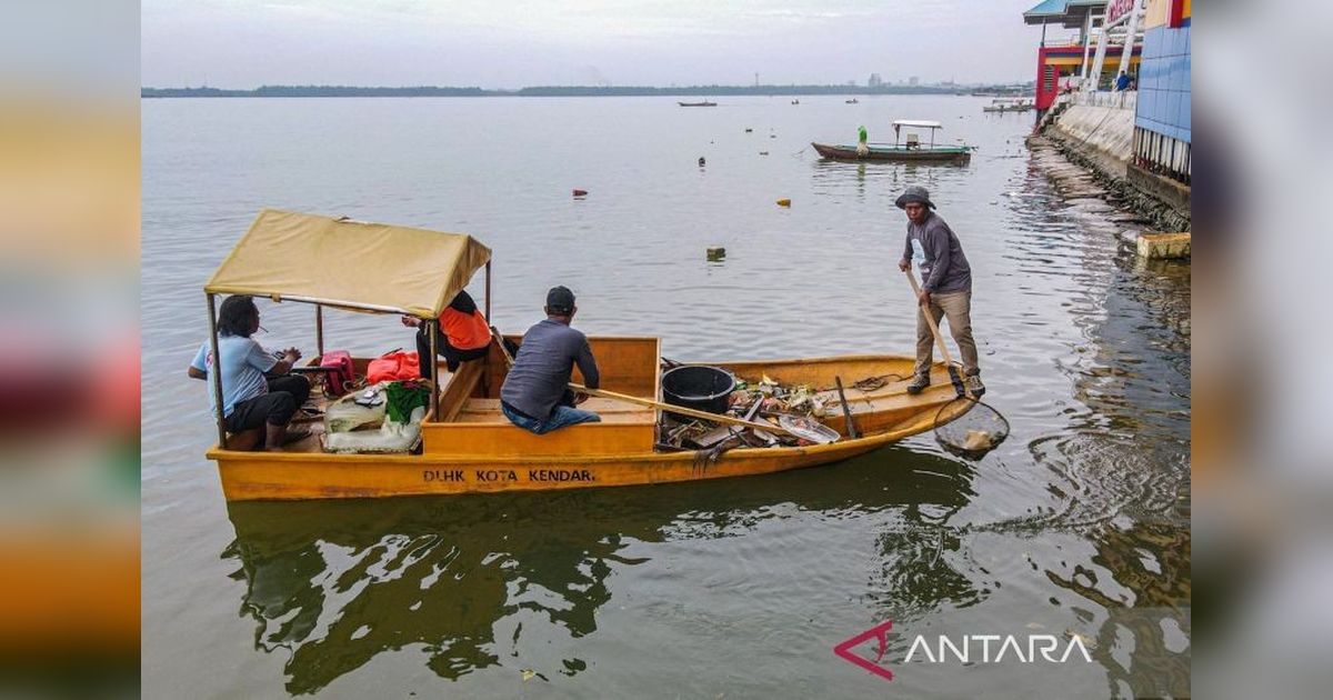 Pemkot Kendari dan Ratusan Pelajar Bersihkan Sampah Plastik di Teluk Kendari