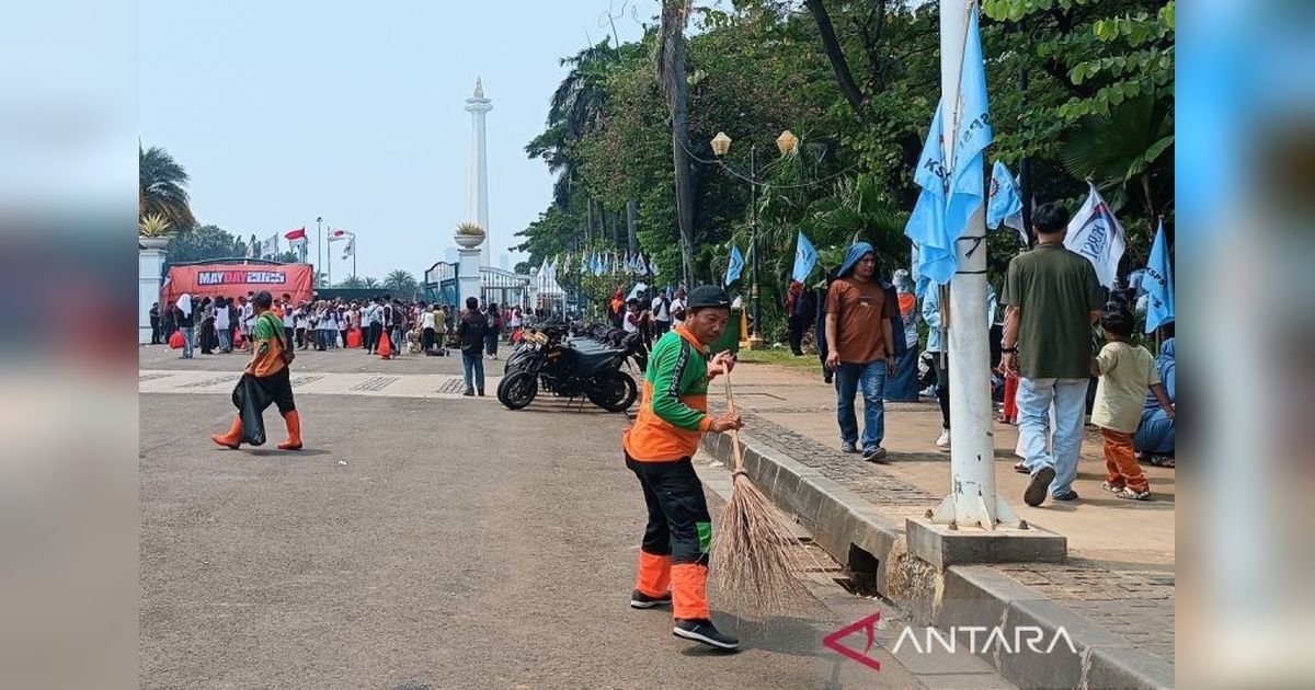 1.050 Petugas DLH Jaga Kebersihan Jakarta saat May Day 2025